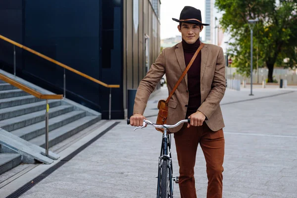 Bonito Jovem Homem Negócios Com Sua Bicicleta Moderna — Fotografia de Stock