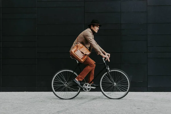 Bonito Jovem Homem Negócios Com Sua Bicicleta Moderna — Fotografia de Stock