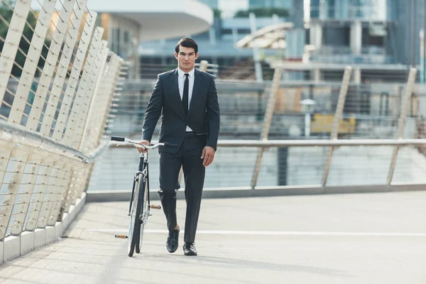 Красивий Молодий Бізнесмен Своїм Сучасним Велосипедом — стокове фото