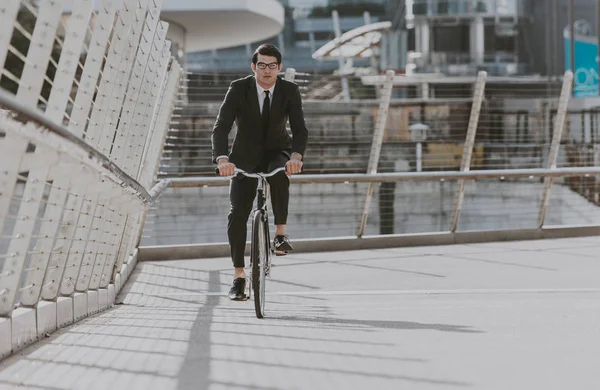 Bonito Jovem Homem Negócios Com Sua Bicicleta Moderna — Fotografia de Stock
