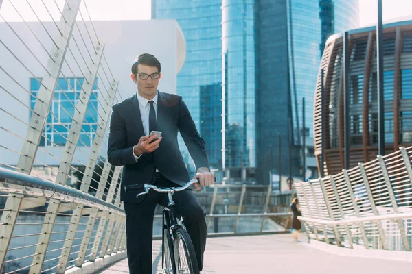 Bello Giovane Uomo Affari Con Sua Bicicletta Moderna — Foto Stock