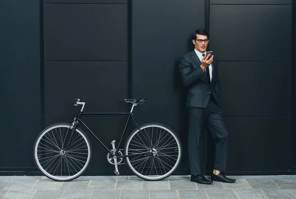 Schöner Junger Geschäftsmann Mit Seinem Modernen Fahrrad — Stockfoto