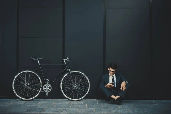 Bonito Jovem Homem Negócios Com Sua Bicicleta Moderna — Fotografia de Stock