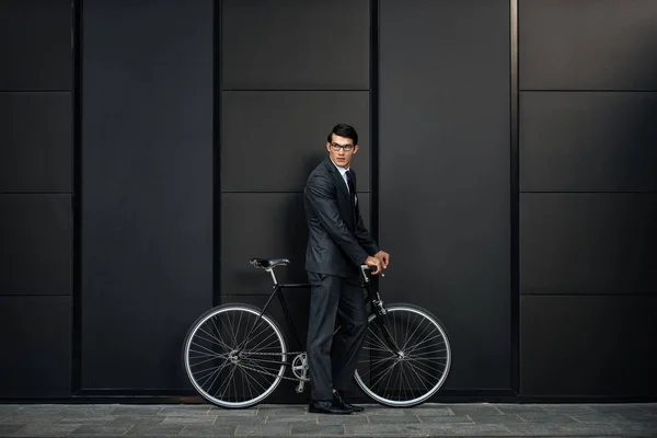 Beau Jeune Homme Affaires Avec Son Vélo Moderne — Photo