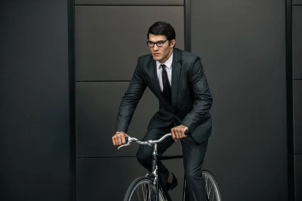 Beau Jeune Homme Affaires Avec Son Vélo Moderne — Photo