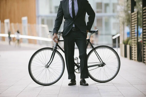 Przystojny Młody Biznesmen Jego Nowoczesny Rower — Zdjęcie stockowe