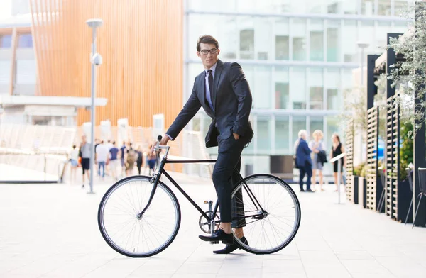 Stilig Ung Affärsman Med Hans Moderna Cykel — Stockfoto