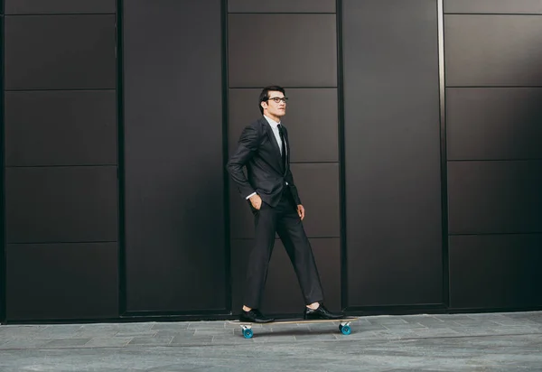 Schöner Junger Geschäftsmann Mit Seinem Modernen Longboard — Stockfoto