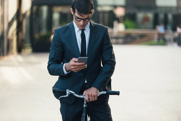 Joven Hombre Negocios Guapo Con Bicicleta Moderna — Foto de Stock