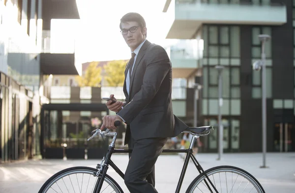 Stilig Ung Affärsman Med Hans Moderna Cykel — Stockfoto