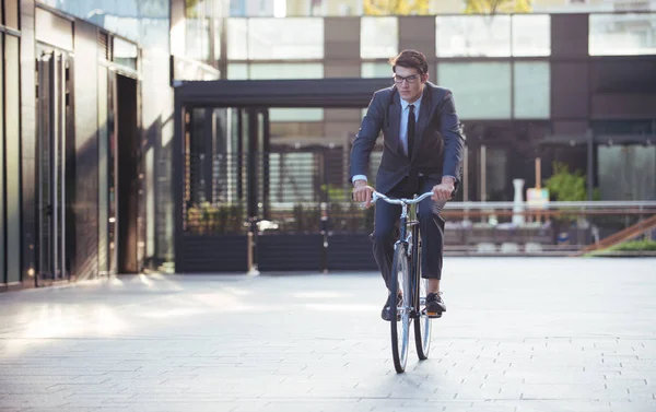 Joven Hombre Negocios Guapo Con Bicicleta Moderna — Foto de Stock