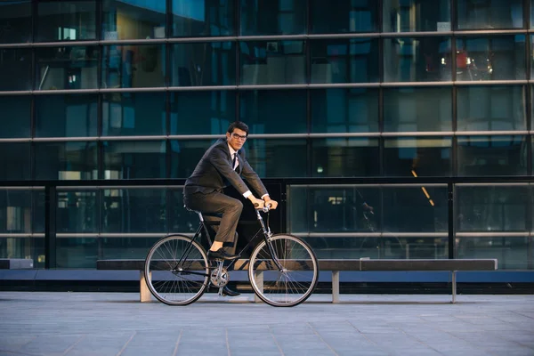 Bonito Jovem Homem Negócios Com Sua Bicicleta Moderna — Fotografia de Stock