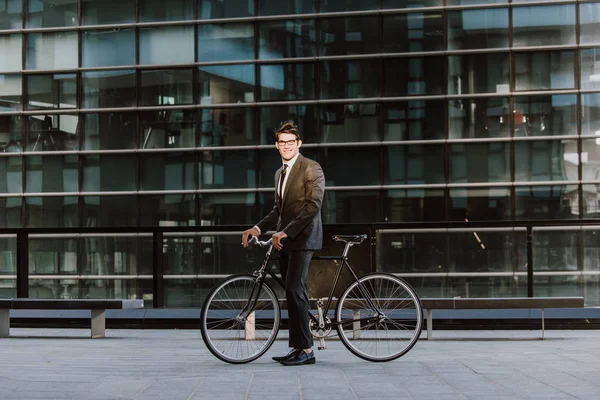 Stilig Ung Affärsman Med Hans Moderna Cykel — Stockfoto