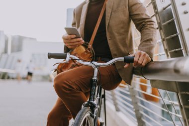 Yakışıklı genç iş adamı ile modern bisiklet.