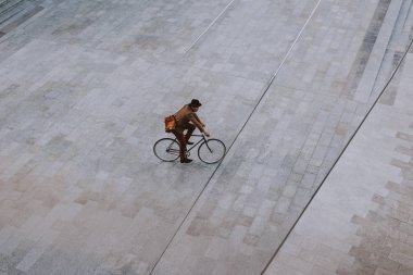 Yakışıklı genç iş adamı ile modern bisiklet.