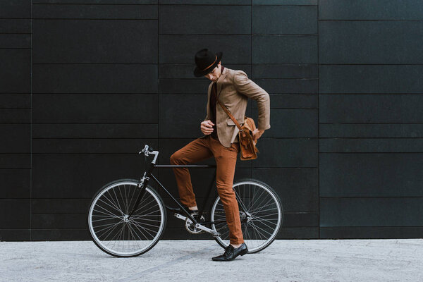 Красивый молодой бизнесмен с современным велосипедом
.