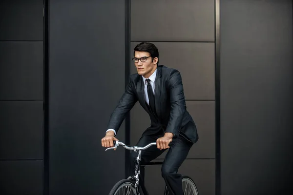 Beau Jeune Homme Affaires Avec Son Vélo Moderne — Photo