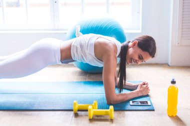 Güzel kız sabahları evde yoga ve antrenman yapıyor.
