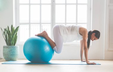 Güzel kız sabahları evde yoga ve antrenman yapıyor.