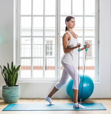 Güzel kız sabahları evde yoga ve antrenman yapıyor.