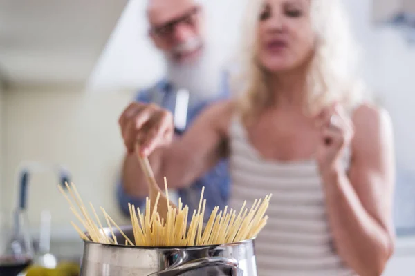 Senior Paar Levensstijl Momenten Thuis — Stockfoto