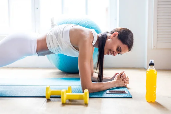 Hermosa Chica Haciendo Entrenamiento Yoga Casa Por Mañana —  Fotos de Stock