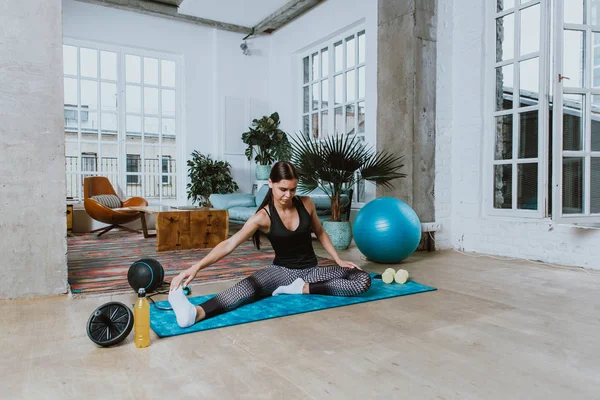 Vacker Flicka Gör Träning Och Yoga Hemma Morgonen — Stockfoto