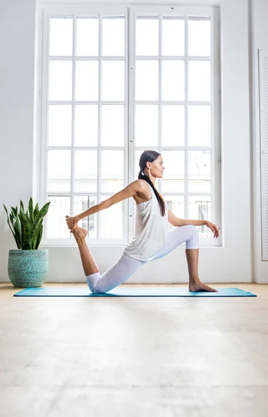 Hermosa Chica Haciendo Entrenamiento Yoga Casa Por Mañana — Foto de Stock