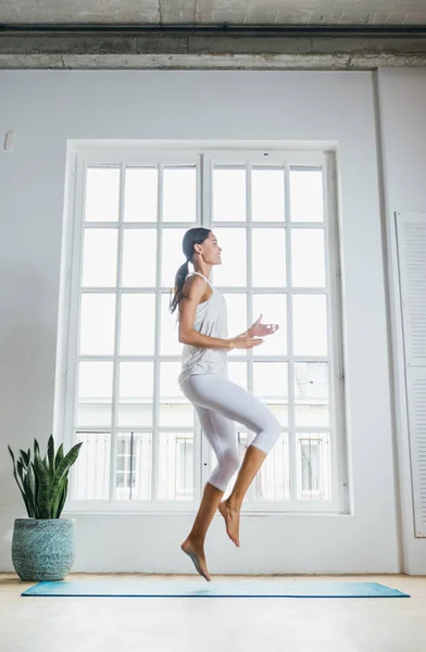 Vacker Flicka Gör Träning Och Yoga Hemma Morgonen — Stockfoto