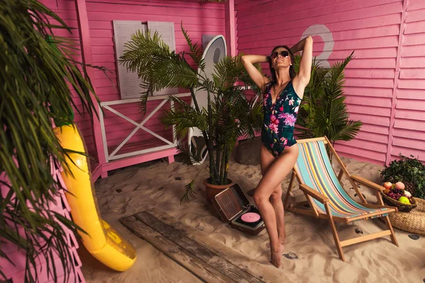 Menina Bonita Aproveitando Tempo Praia Privada — Fotografia de Stock