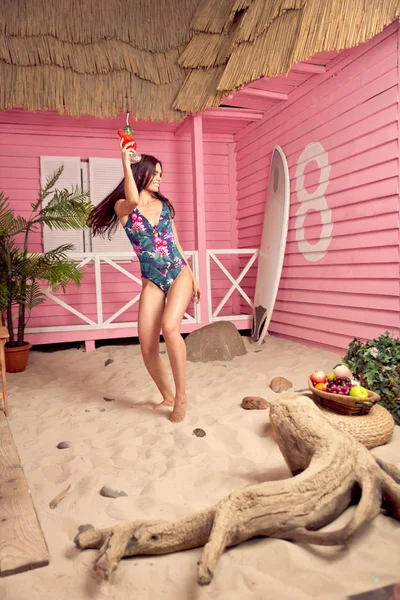 Όμορφη Κοπέλα Απολαμβάνοντας Χρόνο Στην Ιδιωτική Παραλία — Φωτογραφία Αρχείου
