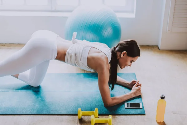 Hermosa Chica Haciendo Entrenamiento Yoga Casa Por Mañana —  Fotos de Stock