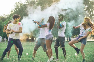 Renkli holi Festivali bir parkta oynayan Gençler Grup