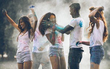Renkli holi Festivali bir parkta oynayan Gençler Grup