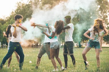 Renkli holi Festivali bir parkta oynayan Gençler Grup