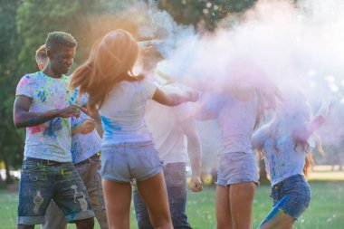 Renkli holi Festivali bir parkta oynayan Gençler Grup