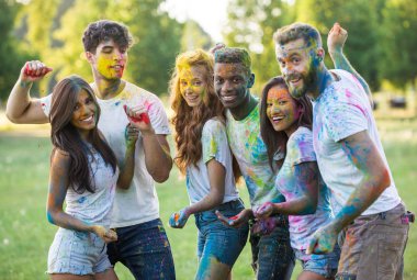 Renkli holi Festivali bir parkta oynayan Gençler Grup