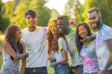 Renkli holi Festivali bir parkta oynayan Gençler Grup
