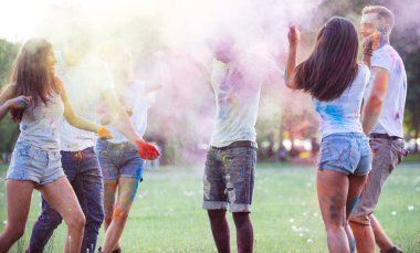 Renkli holi Festivali bir parkta oynayan Gençler Grup