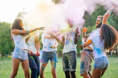 Renkli holi Festivali bir parkta oynayan Gençler Grup