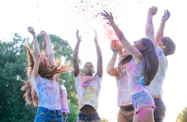 Renkli holi Festivali bir parkta oynayan Gençler Grup