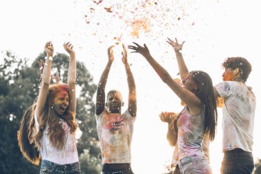 Renkli holi Festivali bir parkta oynayan Gençler Grup