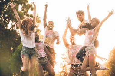 Renkli holi Festivali bir parkta oynayan Gençler Grup