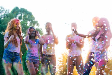 Renkli holi Festivali bir parkta oynayan Gençler Grup