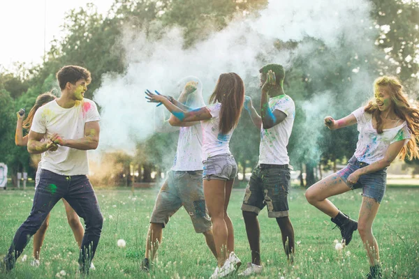 Grupo Adolescentes Jugando Con Colores Festival Holi Parque — Foto de Stock