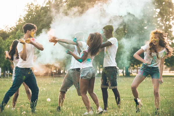 ホーリー祭で 公園内の色と一緒に遊んで十代の若者たちのグループ — ストック写真