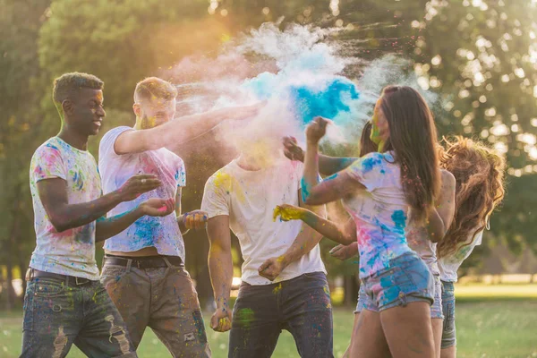 Grup Adolescenți Care Joacă Culori Festivalul Holi Într Parc — Fotografie, imagine de stoc