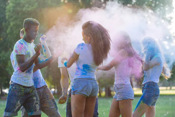 Gruppe Von Teenagern Die Beim Holi Festival Einem Park Mit — Stockfoto