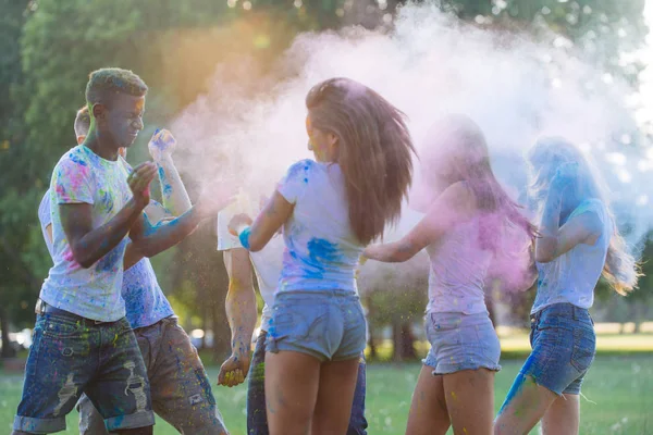 Grupo Adolescentes Jugando Con Colores Festival Holi Parque — Foto de Stock