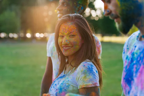 Skupina Teenagerů Hrát Barvami Holi Festival Parku — Stock fotografie